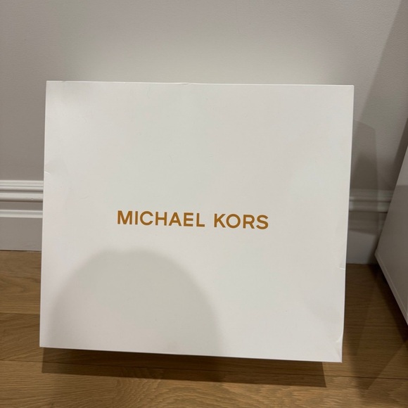 Michael Kors White Tote Bag - Picture 2 of 6